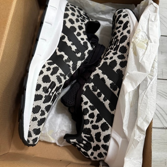 Women's Adidas Swift Run Shoes - New in Box - Size 9.5 - Picture 3 of 9